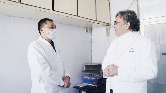 何伟委员（右）与村医刘成龙交流，倾听基层医生的心声.jpg